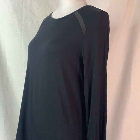 The Limited Black Tunic Length Split Back Top - Picture 4 of 10